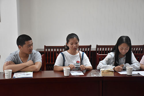 中国起飞助学携手天鹅公益中心召开受助学生见面会