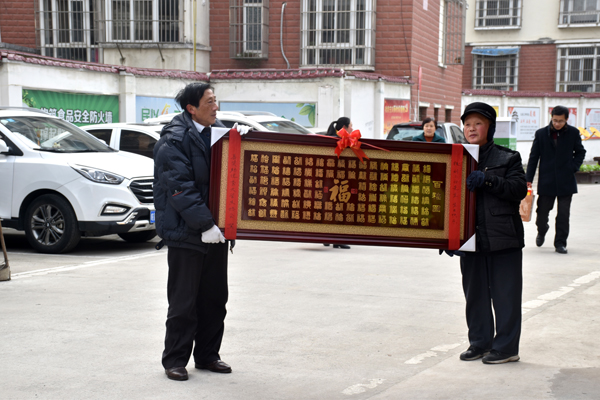 岳西縣獎(jiǎng)助優(yōu)秀大學(xué)生協(xié)會 為“高齡志愿者”劉曉白慶祝90歲壽辰